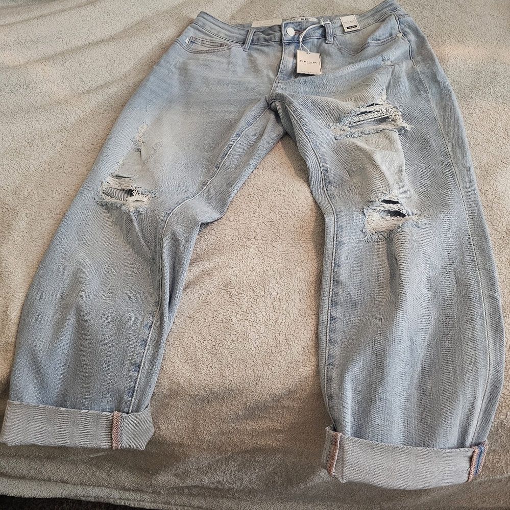 NWT Judy Blue 15 Mid-Rise Distressed Boyfriend Capris in Light Wash - Picture 5 of 7